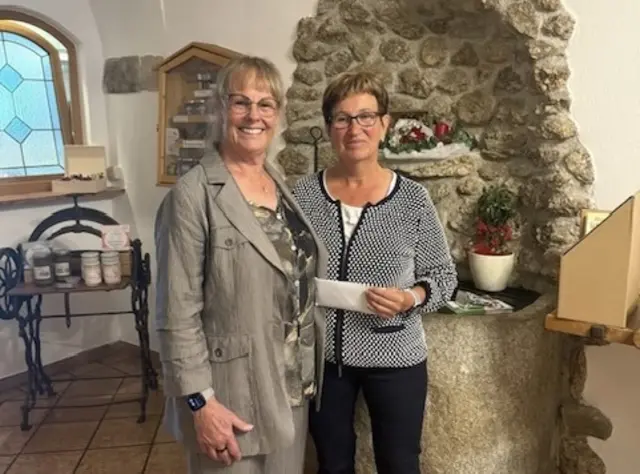 Christine Hofer (links) übergibt die Spende an Maria Klammer vom Elternverein des Therapiezentrums. | Foto: Christine Hofer