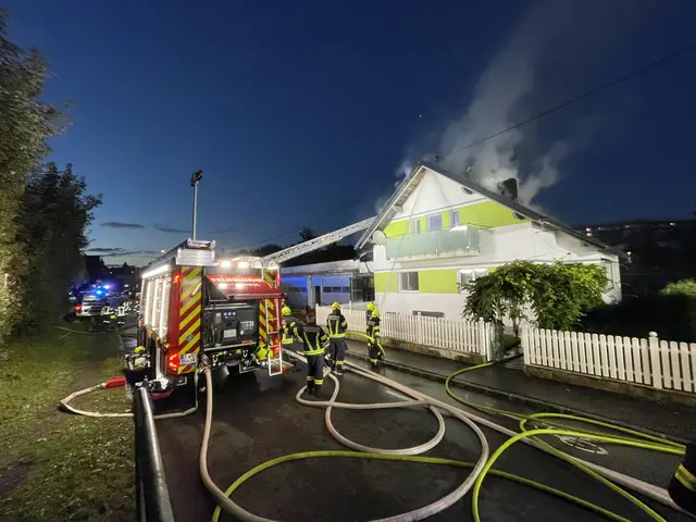 Mehrere Feuerwehren rückten zum Gebäudebrand in Bad Schallerbach an. | Foto: TEAM FOTOKERSCHI / MARKUS HAUSER