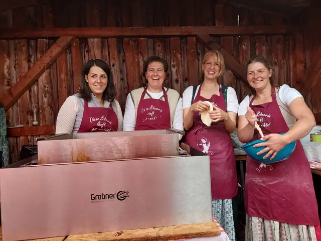 Die Rauriser Bäuerinnen beim Krapfenbacken | Foto: Regina Langreiter