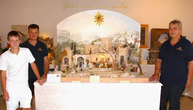 Jakob Gollner, Manfred Loipersböck und Obmann Heinz Koller öffnen die Tür zum ersten Krippenbaumuseum in Burgenland - in Kemeten | Foto: Peter Seper