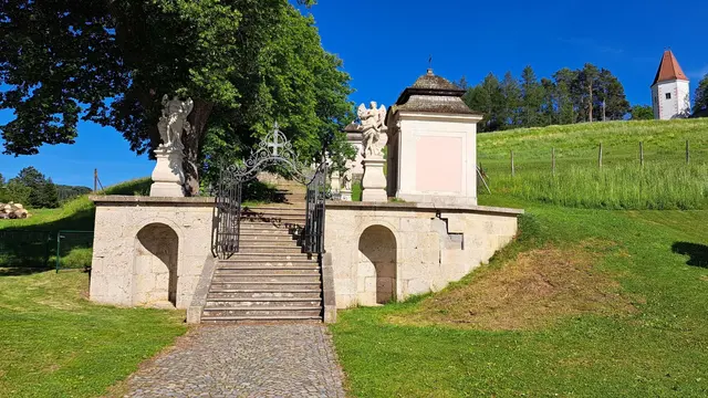 Wieder zurück beim Zugang 1 nahe dem Stift und …  | Foto: © Silvia Plischek