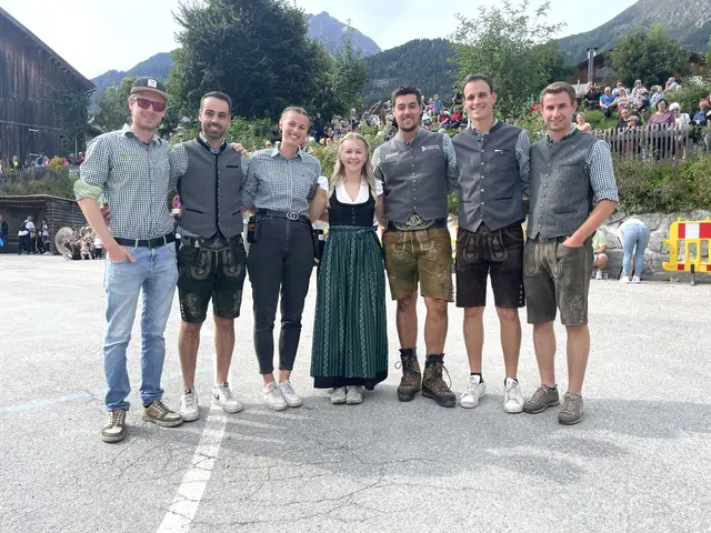 Ein starkes Team und viel Zusammenhalt bei den Telfer Jungbauern rund um Ortsleiterin Anna Permoser und Obmann Christoph Thaler (Mitte).  | Foto: Mair
