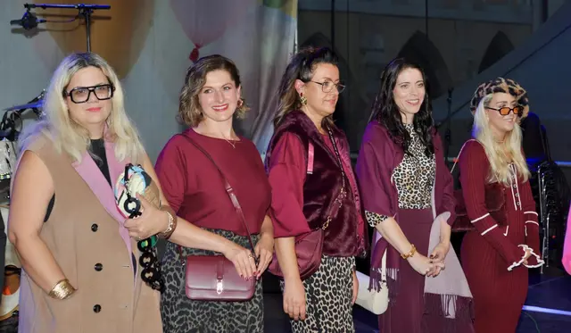 Barbara Sluka (Schuhhaus Grabner) neben den Kandidatinnen. | Foto: Sascha Trimmel