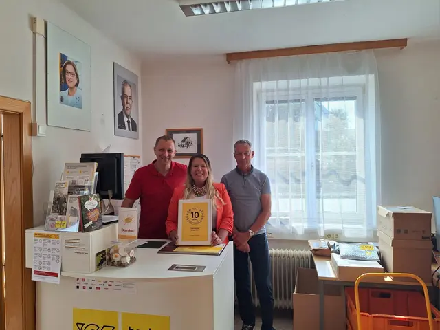  Thomas Tiefenbacher, Amtsleiter der Gemeinde Neidling, Barbara Egerer-Höld, Bürgermeisterin der Gemeinde Neidling, und Richard Preuler, Postpartner Betreuer, Österreichische Post AG. | Foto: Österreichische Post