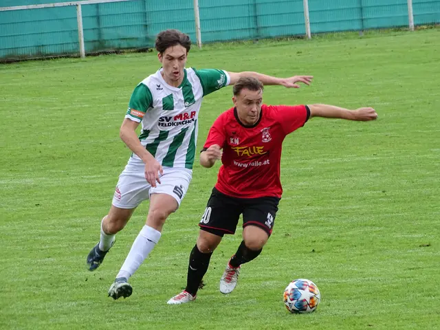 Florian Uggowitzer (rot) kämpft für Maria Gail um den Ball