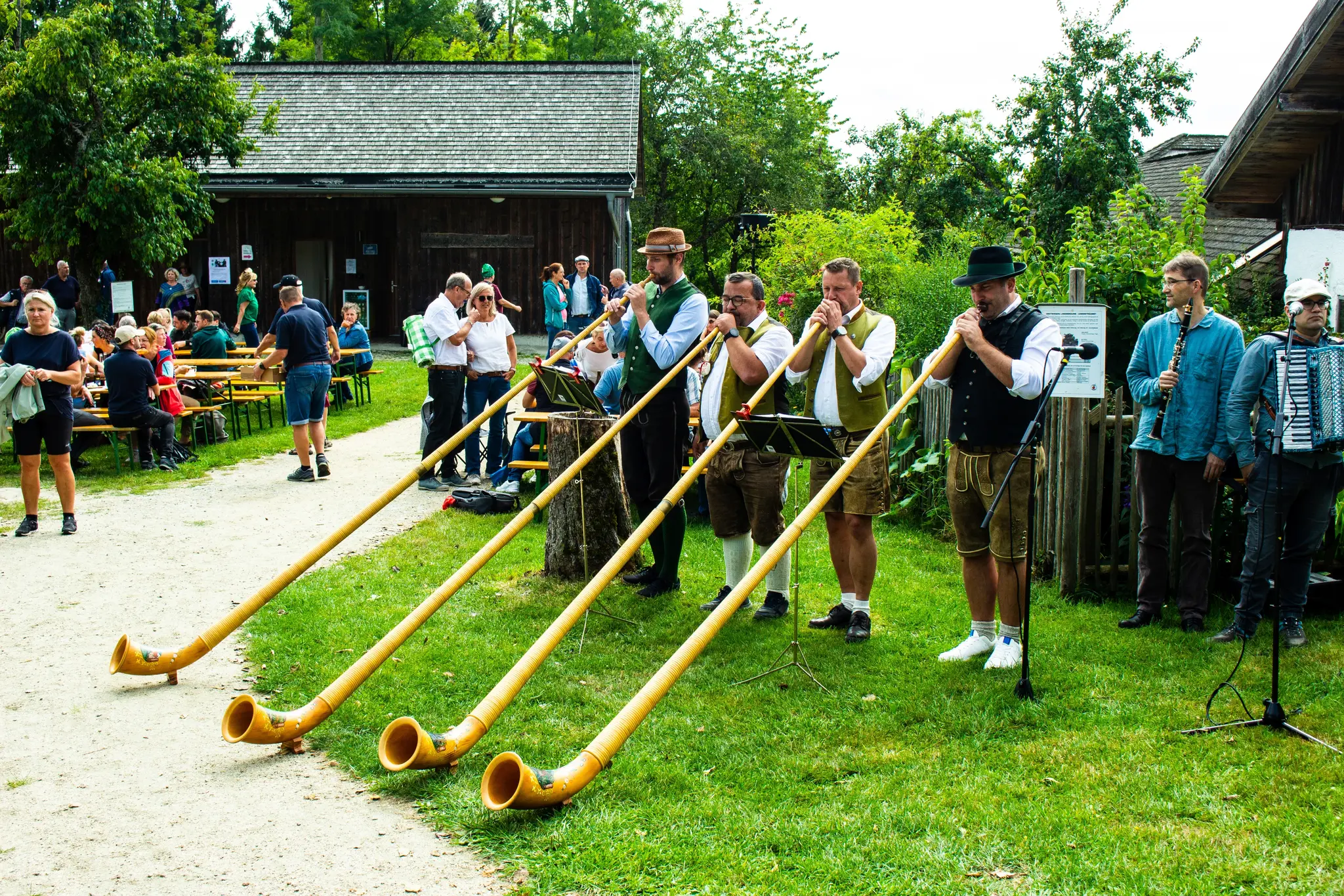 Sp-tsommertag-lockte-ber-500-Besucher-in-die-Obstwiese-am-Unterkagererhof