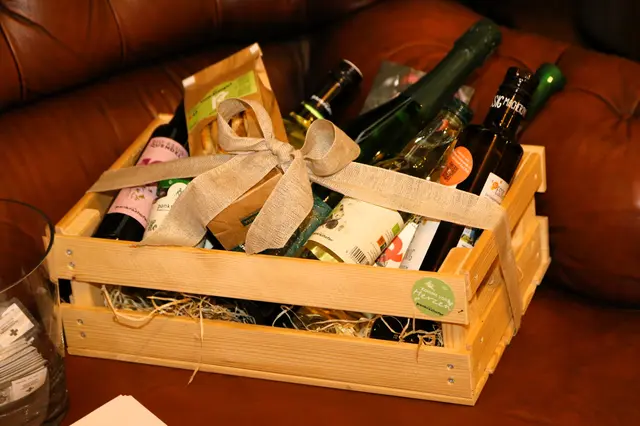 Die Streuobstwelt Pankratzhofer stiftete eine Bio-Genussbox  für die Tombola. | Foto: Eckhart Herbe