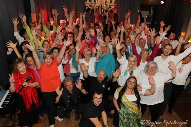 Am 13.9. lud der Kulturverein Vereinsmeierei in das Bühnenwirtshaus Mayer zu "VOICES UNTITED". Fünf Ensembles gaben ihr Repertoire auf der Bühne zum Besten.  Das ergab einen großen musikalischen Bogen an einem abwechslungsreichen und unterhaltsamen Abend mit stimmverliebten Akteuren.