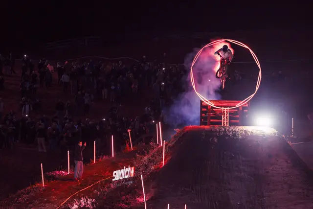 Ein spektakuläres Setting gab's beim Night Shoot mit actionreichen Tricks und Lichteffekten. | Foto: Swatch Nines / Theo Acworth