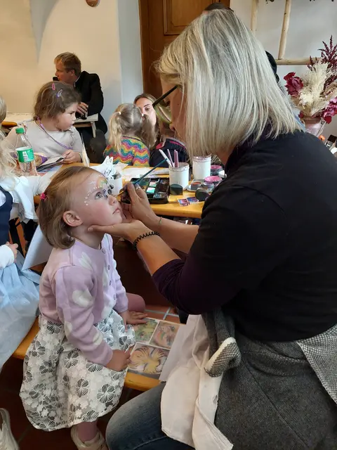 Großer Andrang beim Kinderschminken | Foto: Regina Langreiter