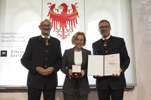 Aloisia Wörgetter aus St. Johann i.T. (Bezirk Kitzbühel) wurde für ihre Verdienste um die Diplomatie als Botschafterin im Europarat, sowie um Menschenrechte und interkulturellen Dialog mit dem Verdienstkreuz ausgezeichnet. | Foto: Land Tirol/Sedlak