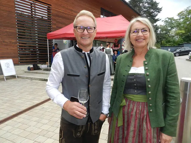 Bgm Georg Ockermüller, Vizebgm  Birgit Teufel hatten auch eine schöne tracht zum Dirdlgwand Sonntag  getragen | Foto: Heribert Punz