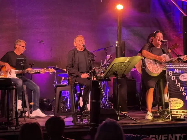 Bei seinem Konzert im Feuerwehrhaus wurde Wolfgang Ambros von der heimischen Band Mr. Bojangles begleitet. | Foto: Martin Wurglits