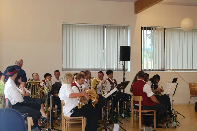 Der Musikverein Güttenbach sorgte mit schwungvollen Klängen für beste Stimmung. | Foto: Jana Gollacz