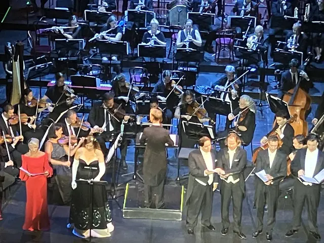 Das Orchster der Bühne Baden spielte beim "Fest für Michael Lakner". Im Vordergrund die Solisten und Solistinnen des Abends | Foto: Stockmann