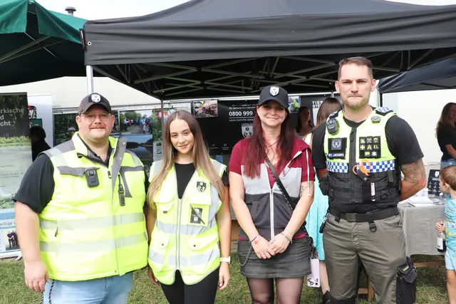 Die Tierhilfe Steiermark versucht rund um die Uhr dort zu helfen, wo immer ein Tier in eine Notlage geraten ist, ob durch telefonische Anleitung zum korrekten Vorgehen oder mit ehrenamtlichen Mitgliedern vor Ort. www.tierhilfe-steiermark.at.  Im Bild Gründungsmitglied Rene Strohmeier, Gloria Schober, Cindy Schaude und Josh Rogers. | Foto: Edith Ertl