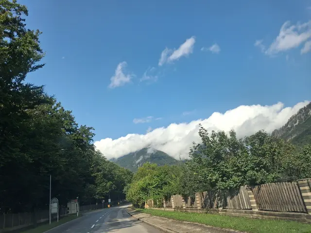 Auf der Fahrt sehe ich die Rax im flauschigen Mantel eingehüllt