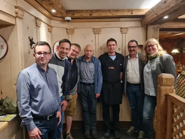 V.l.: Pfarrer Fritz Kerschbaumer, TVB-Obmann Adrian Siller, Hüttenwirt Hansjörg Hofer, Hüttenwart Ludwig Gedicke, Hüttenwirt Christian Hofer, Bgm. Andreas Gleirscher und Elisabeth Kreutzkamm-Aumüller (Konditorei Kreutzkamm Dresden)
  | Foto: Stephanie Caspar