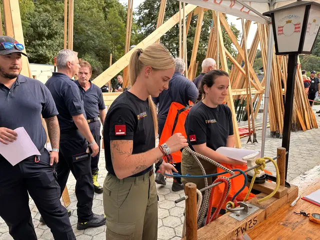Beim Knotengestell mussten die Teilnehmerinnen und Teilnehmer ihre Fertigkeit unter Beweis stellen. | Foto: Lisa Stöckl