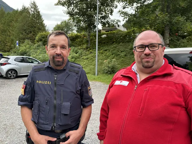 Bezirks-Polizeikommanant Michael Eder informierte sich bei RK-Kommandant Bertram Schedler über den Verlauf des Seminars. | Foto: MeinBezirk/Günther Reichel