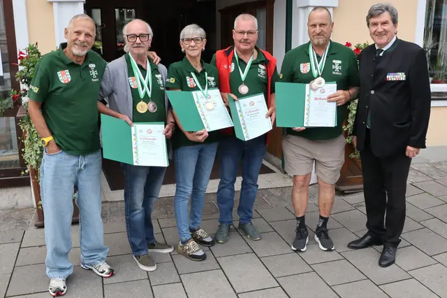 Siegfried Schattinger, Willi Winkler, Anneliese Eberhart, Walter Kohlbacher, Rupert Reinberger und Franz Hopfgartner (v.l.) bei der Überreichung | Foto: Gerhard Langmann
