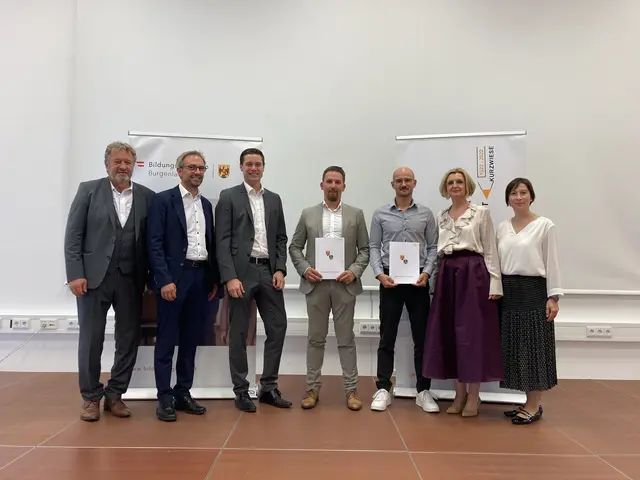 Die Pflichtschullehrer Philipp Oberrisser (3.v.r) und Matthias Wappel (4.v.r) erhielten ihre Dienstverträge. Karin Weber (re.) übernahm die Leitung der Bildungsregion Süd.   | Foto: Bildungsdirektion Burgenland