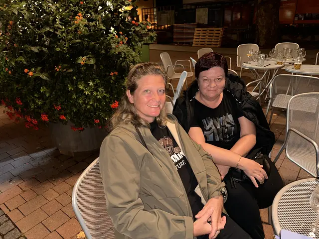 Sabine und Karin verbrachten einen gemütlichen Abend am Herbst-und Trachtenfest. | Foto: Lisa Stöckl