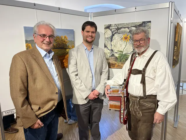 Obmann des Heimatmuseums Mauerbach Mag. Karl Fahringer, Künstler Marten Berger und Fritz Heftner (musikalische Untermalung)  | Foto: Franziska Führer