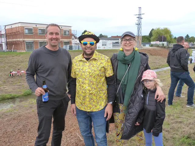 Die zahlreichen Gäste und Organisatoren versammelten sich einige Meter oberhalb der Brücke in der Fabrikstraße.  | Foto: Vanessa Wittmann
