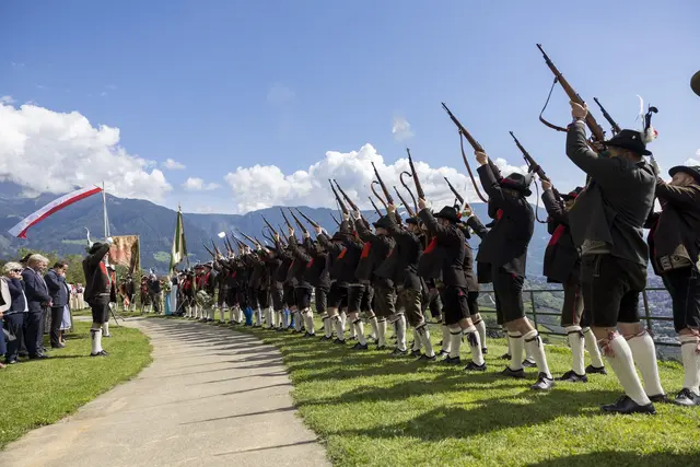 Ehrensalve beim Landesüblichen Empfang im Dorf Tirol. | Foto: Land Tirol/Sedlak