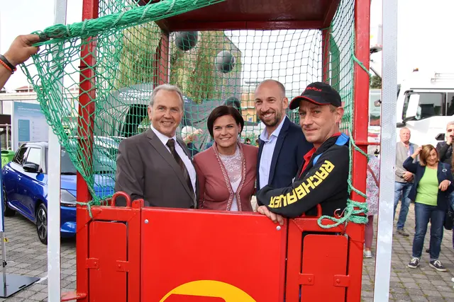 Straßwalchen von oben betrachteten Wolfgang Wagner, Tanja Kreer, David Egger-Kranzinger.
