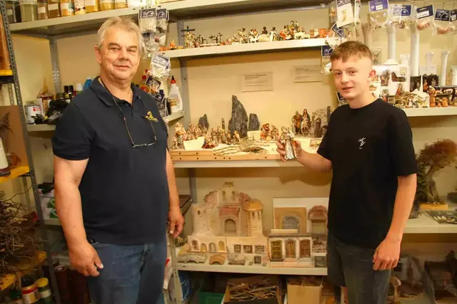Krippenbaumeister Heinz Koller und Jakob Gollner leiten die Kurse in Kemeten gemeinsam mit Manfred Loipersböck und Karl Schlögel. | Foto: Peter Seper