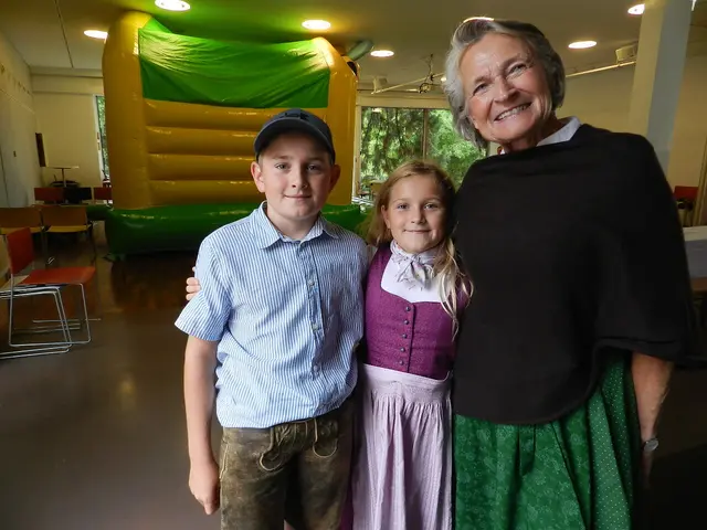  Severin Vela , Gabi Bergmann Grossmutter kamm mit Ihren Enkeln in Tracht | Foto: Heribert Punz