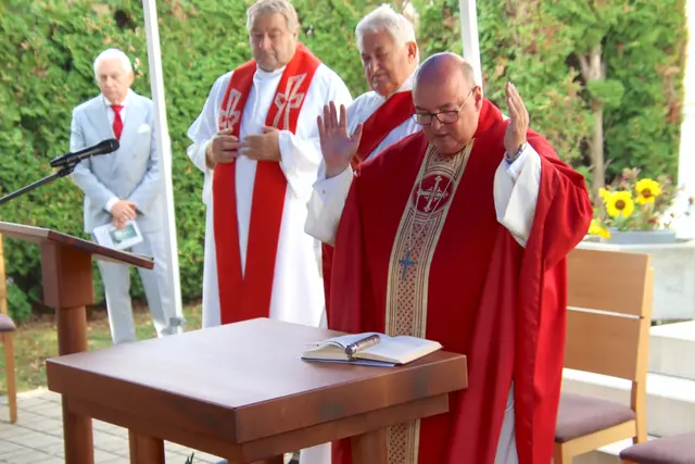 Zum 100-Jahre-Jubiläum der Filialkirche Rehgraben segnete Kreisdechant Franz Brei einen neuen Altar und ein neues Lesepult. | Foto: Martin Wurglits