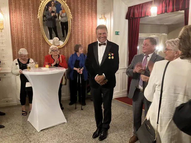 Michael Lakner mit seinen Ehrenzeichen an der Brust beim Nachfeiern im Max Reinhardt-Foyer | Foto: Stockmann