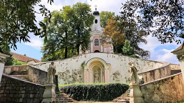 Die Hauptkapelle mit vorgelagerter Hufeisentreppe | Foto: © Silvia Plischek