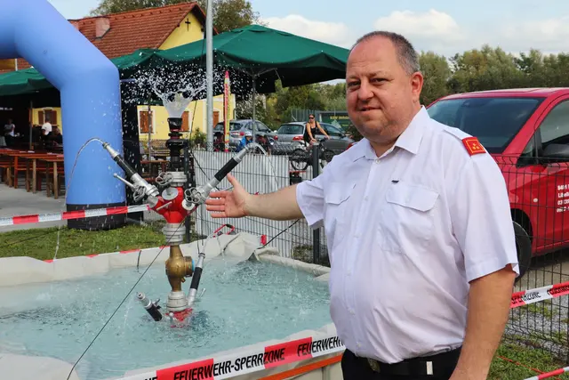 Ein Hingucker war der kreative Springbrunnen, den die Florianis zur Freude der Kinder aus Feuerwehrspritzen bauten. Angetrieben durch eine Tauchpumpe,  spritzte das Wasser im Kreislauf, erklärte HBI Wolfgang Hödl. | Foto: Edith Ertl