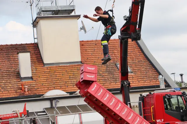 Hoch hinaus ging es gut gesichert beim Kistenklettern. Aber auch der höchste Kistenturm kam ins Schwanken, Spaß machte es trotzdem. | Foto: Edith Ertl