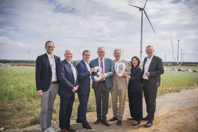 EVN Naturkraft Geschäftsführer Gerhard Kampichler, EVN Naturkraft Geschäftsführer Helwig Überacker, EVN Vorstandssprecher Stefan Szyszkowitz, LH-Stv. Stephan Pernkopf, EVN Aufsichtsrat-Präsident Reinhard Wolf, EVN Vorstandsdirektorin Alexandra Wittmann und EVN Vorstandsdirektor Stefan Stallinger | Foto: EVN / Daniela Matejschek