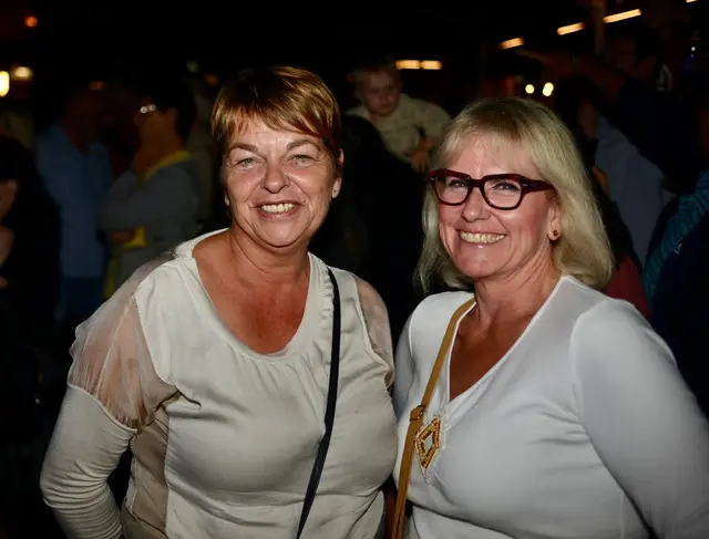 Gemeinsames Warten auf die Legende. | Foto: Sascha Trimmel