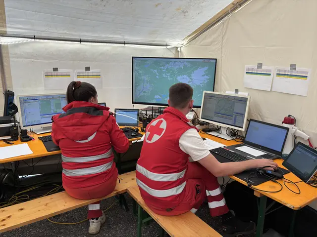 In der mobilen Leitstelle des Roten Kreuz wurden alle Bewegungen teilnehmender Fahrzeuge und Gruppen überwacht. | Foto: MeinBezirk/Günther Reichel