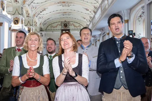 Ausgelassene Stimmung auch bei Teilen der steirischen Landesregierung beim Auftritt der Stoanis. | Foto: Jorj Konstantinov