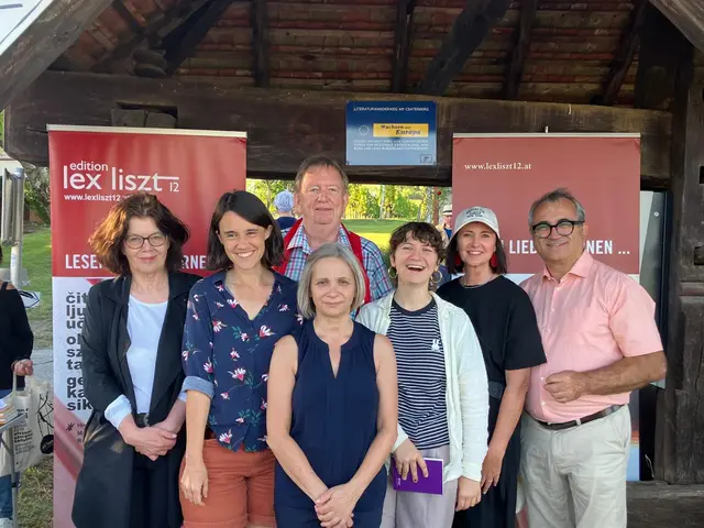 Annemarie Klinger (Lektorin), Frida Großhammer (Autorin), Horst Horvath (Verlagsleitung), Nadja Flickinger (Autorin), Agnes Pauer (Autorin), Elke Steiner (Team edition lex liszt 12), Bürgermeister Norbert Sulyok beim Infopoint am Csaterberg. 
 | Foto: edition lex liszt 12