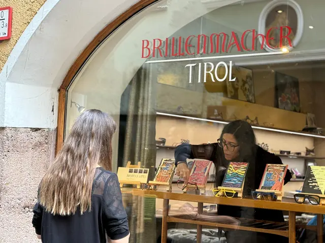 Eine "Schaufenstergalerie" in der Riesengasse 5 lädt zum Staunen ein – MeinBezirk spricht mit den beiden Künstlern.  | Foto: Martin Durnthaler