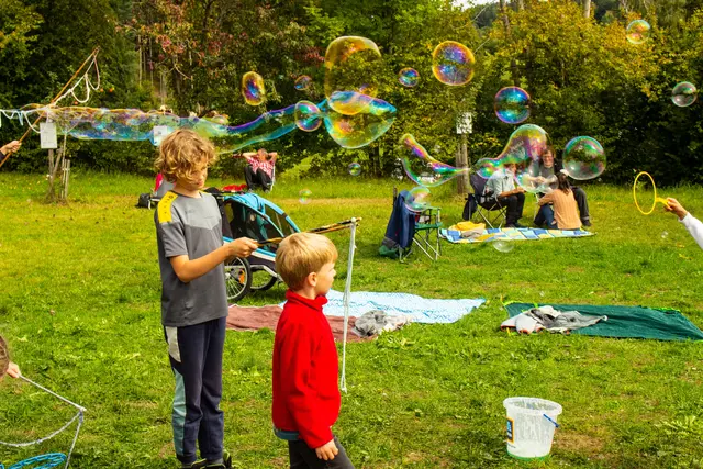 Die Kinder verzauberten die Obstwiese mit ihren Riesenseifenblasen in eine bunte Märchenlandschaft.  | Foto: Robert Cupak