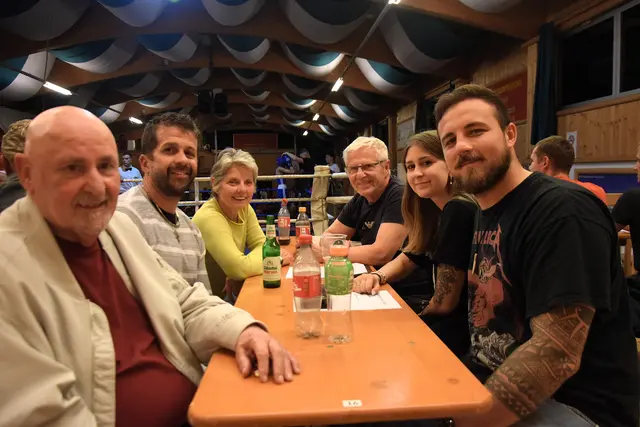 Die Familie Mitterer feierte den Geburtstag der Schwiegermutter von Peter Mitterer Junior beim Box Abend in der Festhalle Uderns.  | Foto: Schwaighofer