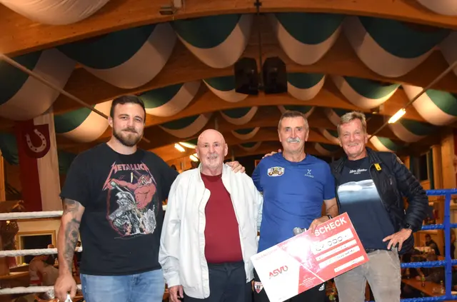 ASVÖ-Jubiläums Scheckübergabe - von li.: Peter Mitterer Junior und Senior;  Sulejman Kubat (BC Steinadler) und Josef Geisler (ASVÖ-Tirol Vize-Präsident und TFV-Präsident). | Foto: Schwaighofer