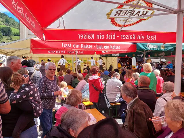 Viele Zuschauerinnen und Zuschauer verfolgten den Auftritt der Heimatgruppe. | Foto: Regina Langreiter