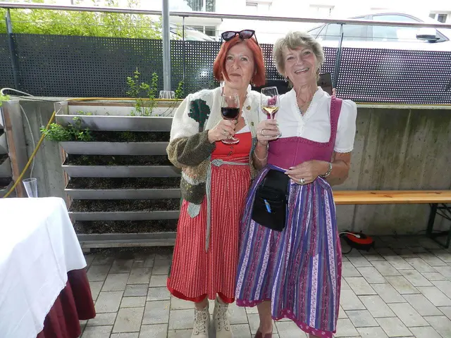 Eveline  Langer, Isabella  SUTTER Tragen  auch  gerne Tracht am Sonntag | Foto: Heribert Punz