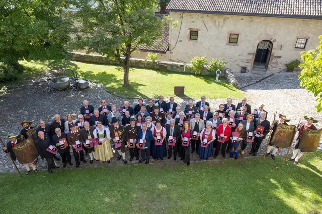 Insgesamt 46 Personen wurden für ihre besonderen Verdienste um das Gemeinwohl mit dem Verdienstkreuz ausgezeichnet. | Foto: Land Tirol/Sedlak